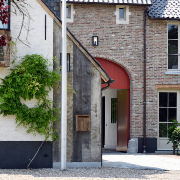 Große rote Holztüren, offen für Gäste