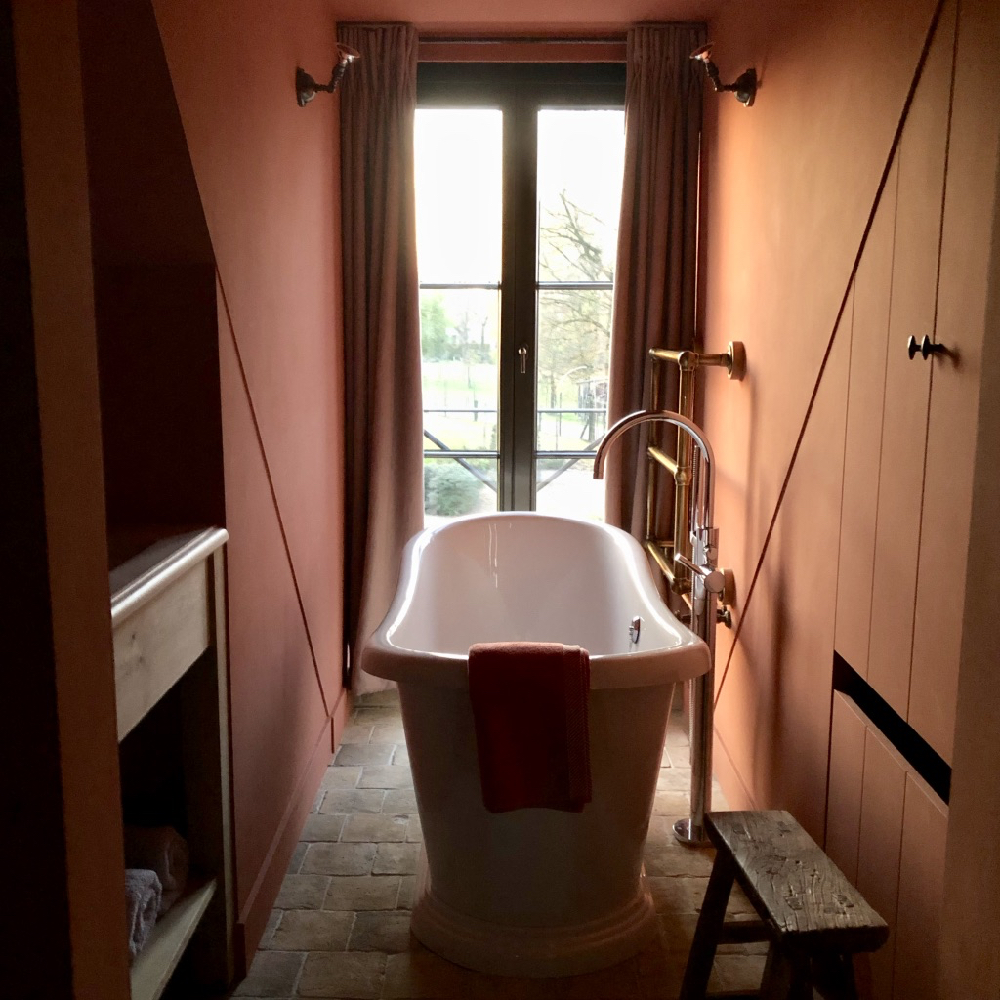 Freistehende Badewanne im Badezimmer mit Erdtönen