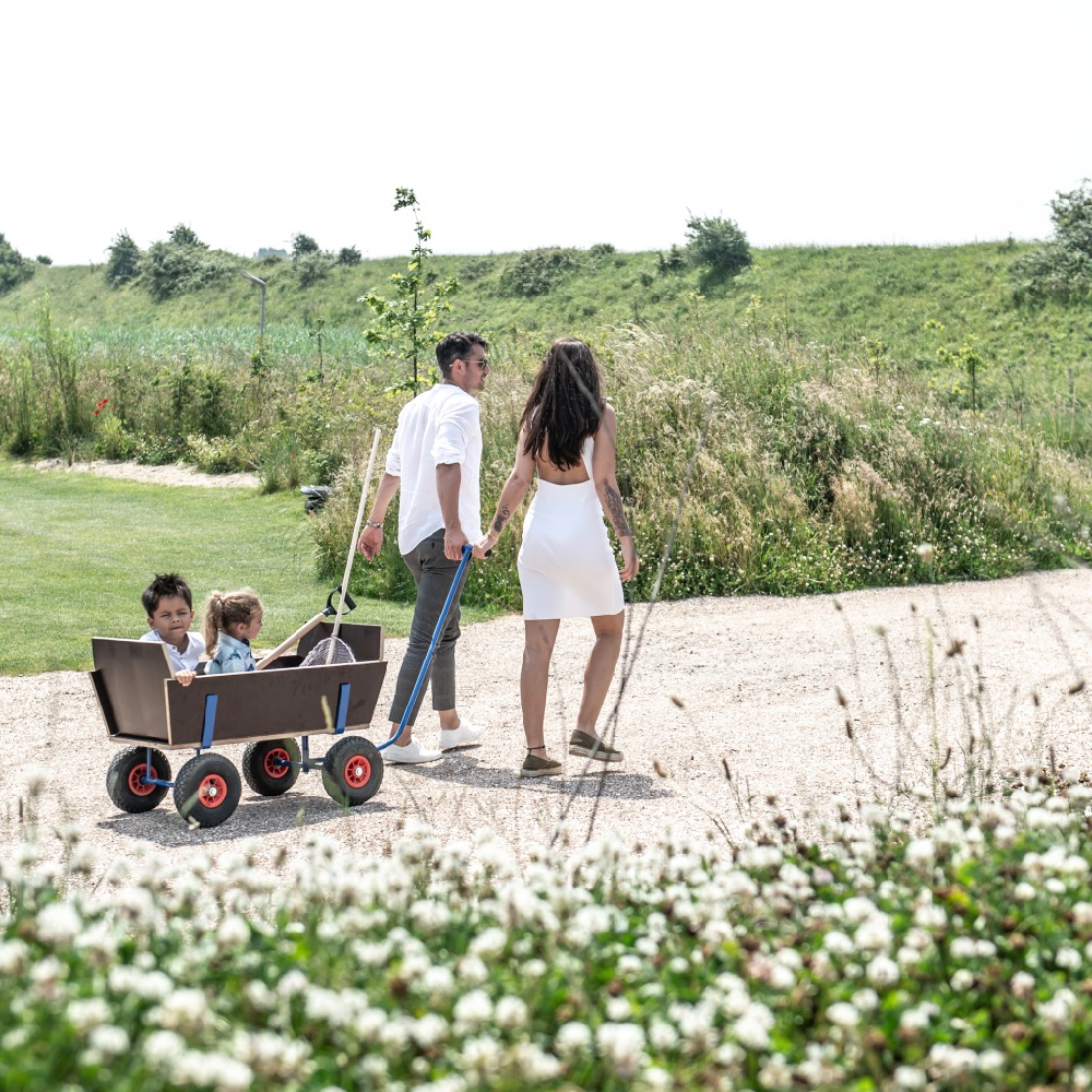 Familie mit Bollerwagen