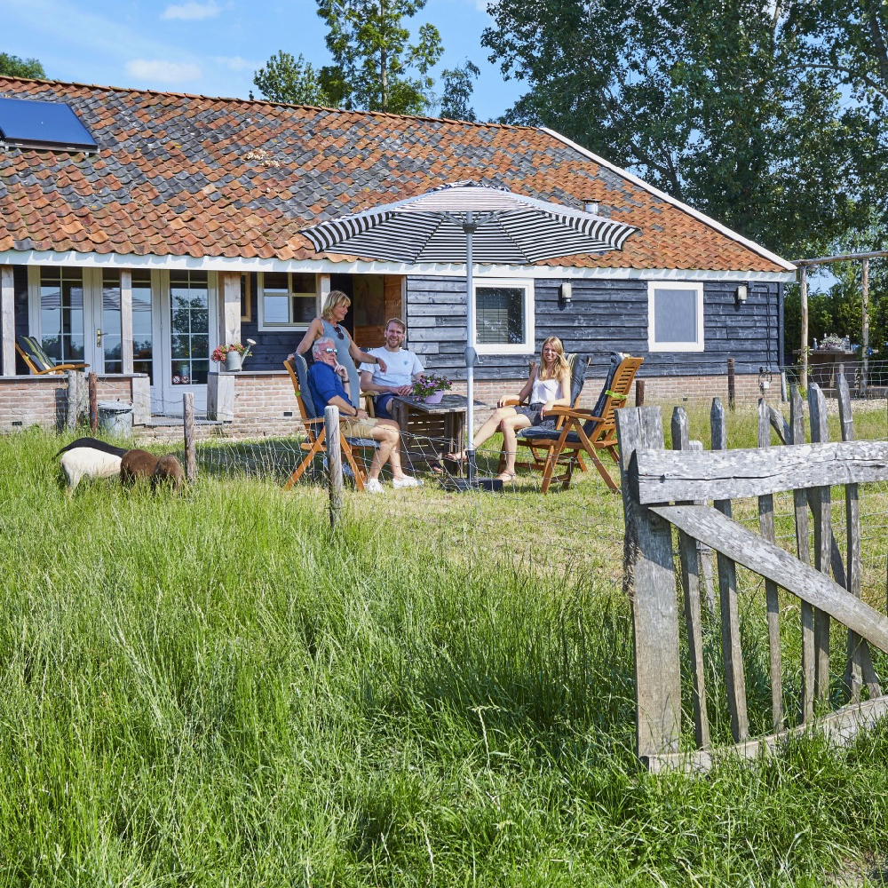 Draußen auf der Wiese vor dem Ferienhaus sitzen
