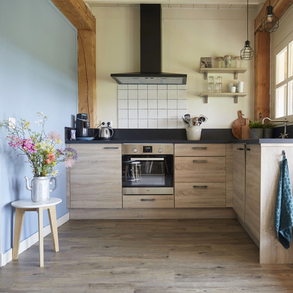 Landhausküche mit Blumenstrauß
