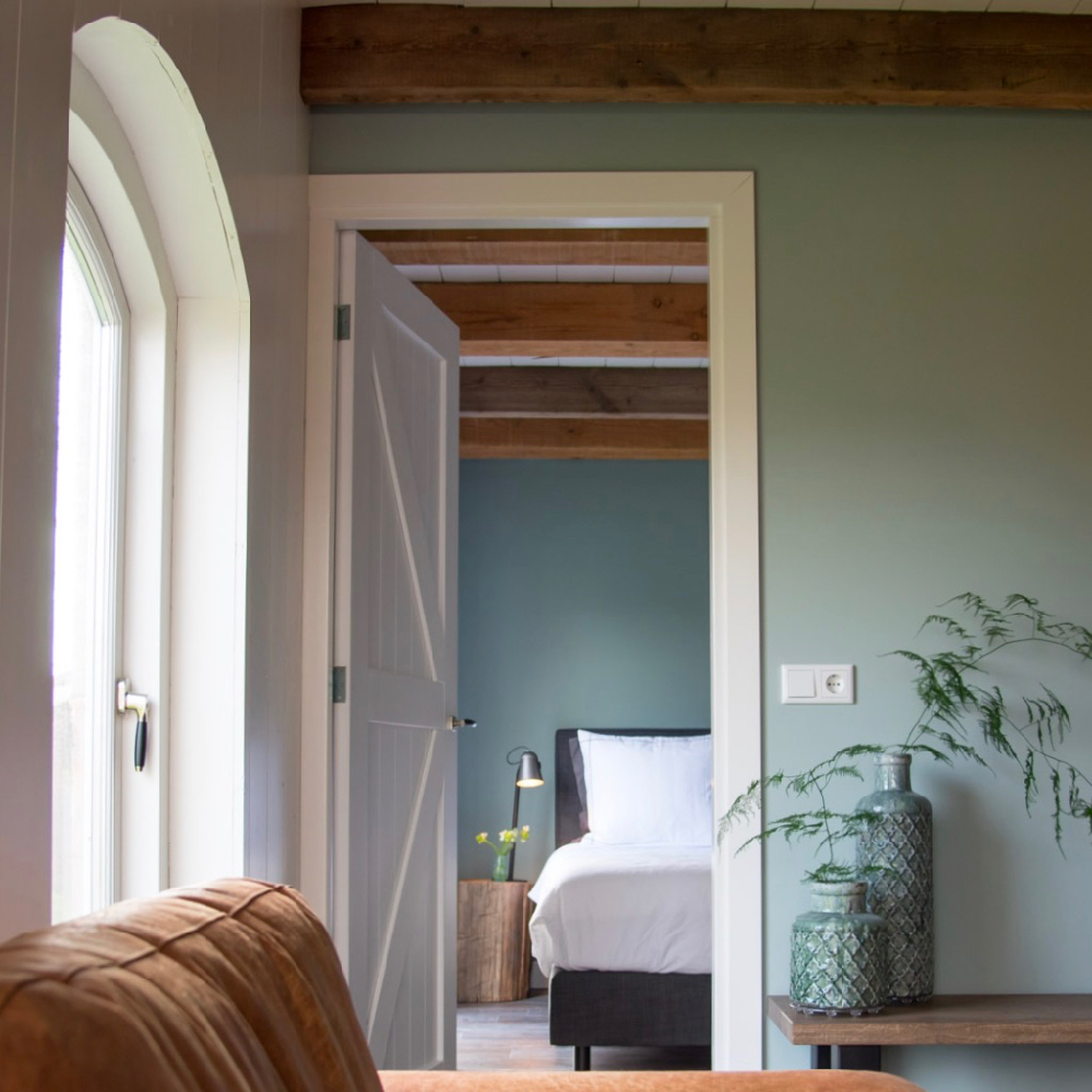 Blick vom Wohnzimmer zum Schlafzimmer im Erdgeschoss