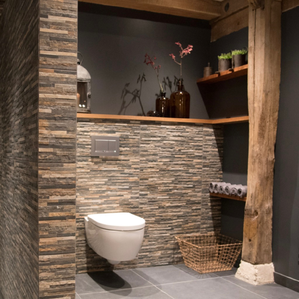 Badezimmer mit schmalen Steinen an der Wand