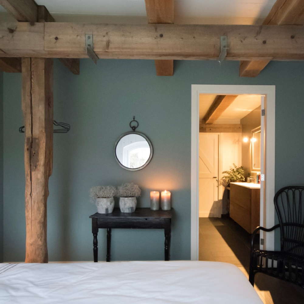 Tisch mit brennenden Kerzen im Schlafzimmer