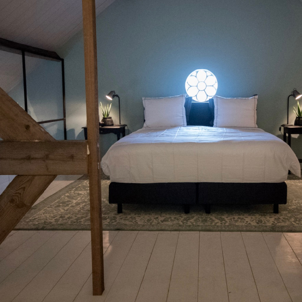 Schlafzimmer im Hochparterre mit rundem Stallfenster