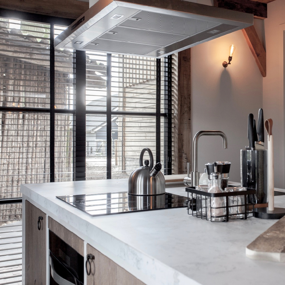 Arbeitsplatte aus Beton in einem modernen Ferienhaus
