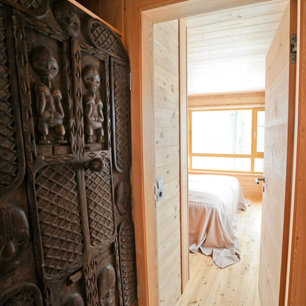 Baumhaus mit Details aus Afrika