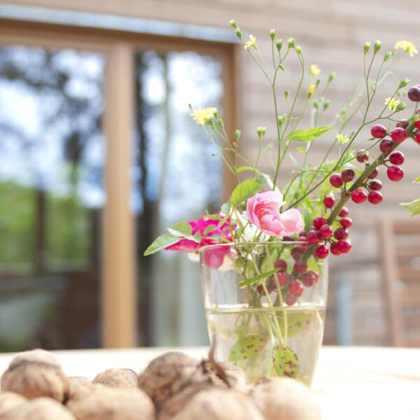 Frische Blumen auf der Terrasse des Baumhauses
