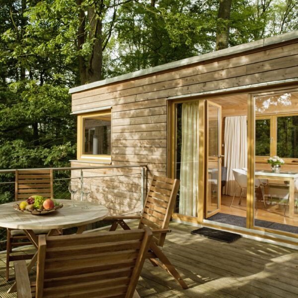 Große Terrasse neben dem Baumhaus
