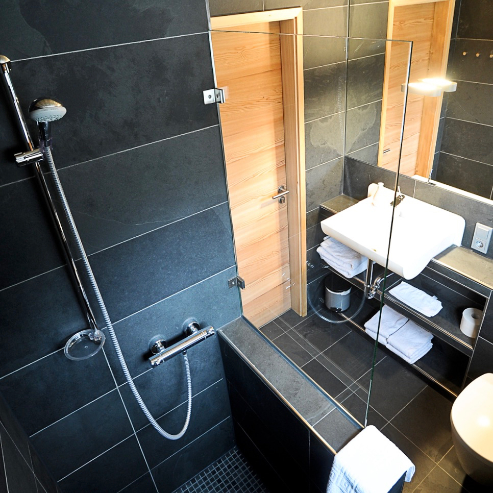 Modernes Badezimmer in einem Baumhaus