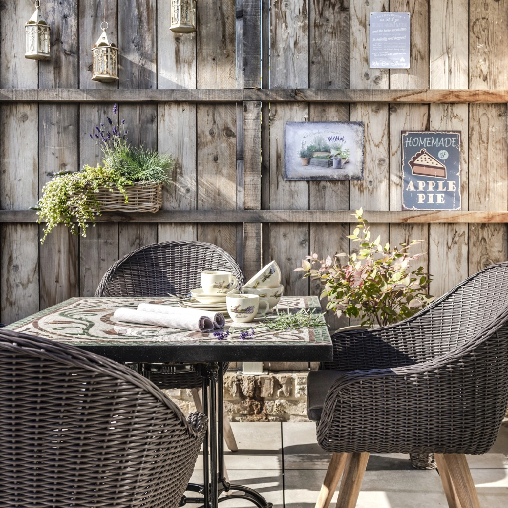 Tisch und Stühle auf der Terrasse des Bed & Breakfasts