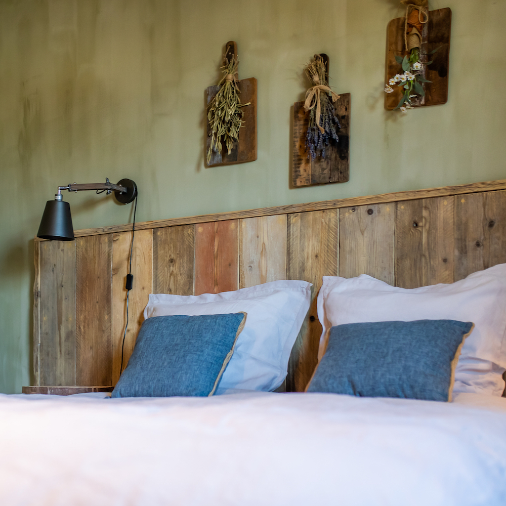 Bettkopf in einem Schlafzimmer im B&B