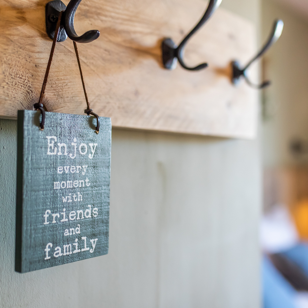 Schild mit Text Enjoy