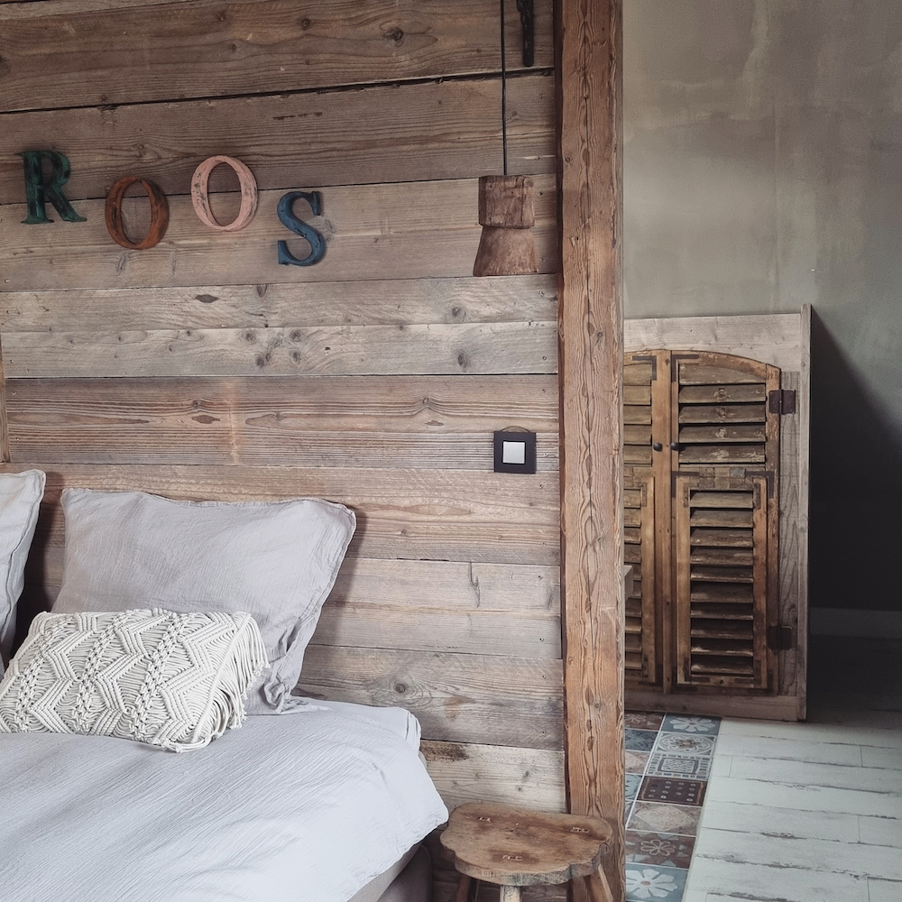 Holz-Bettkopfteil in Zimmer Rose