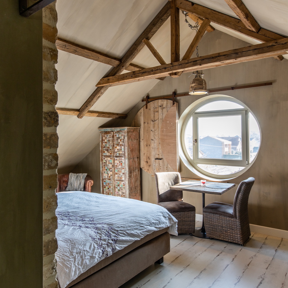 B&B-Zimmer mit großem Rundfenster