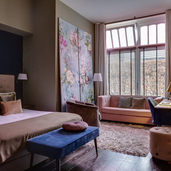 Sitzecke mit Blumentapete in einem Hotelzimmer in Apeldoorn