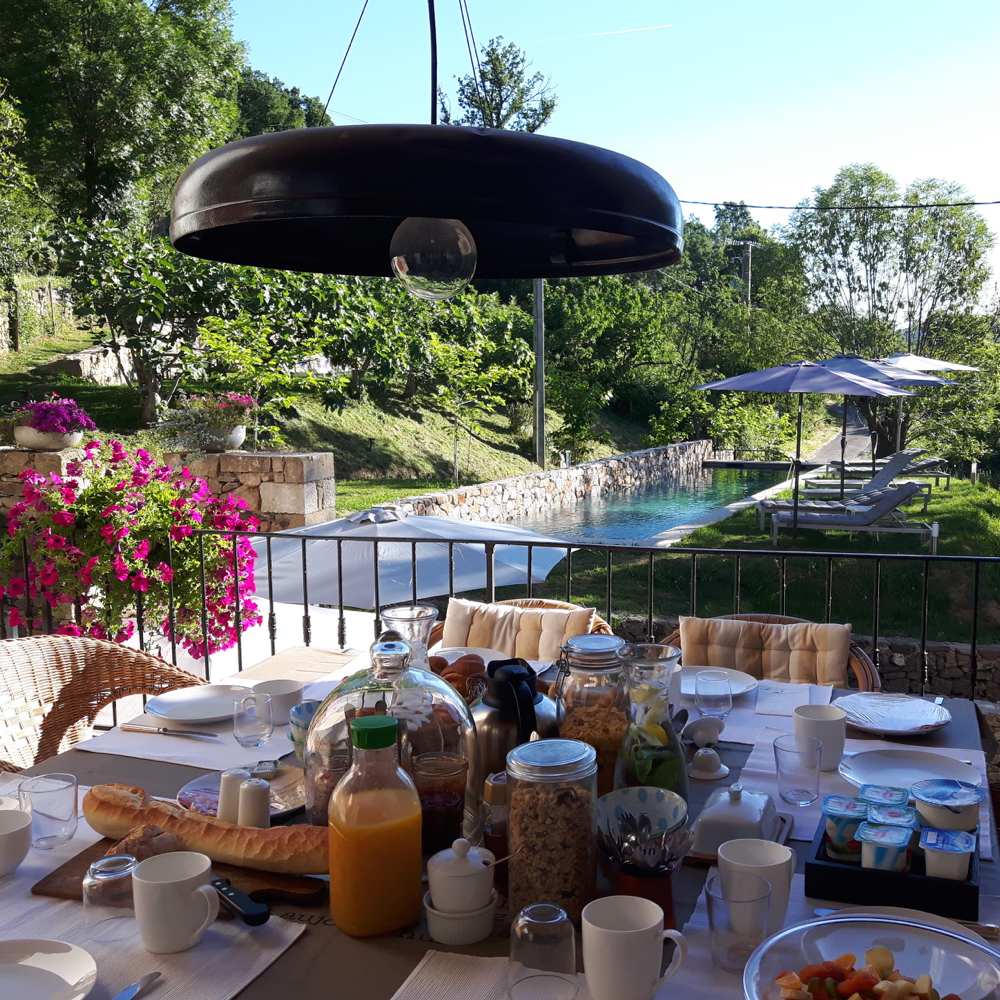 Frühstücksbuffet am Pool