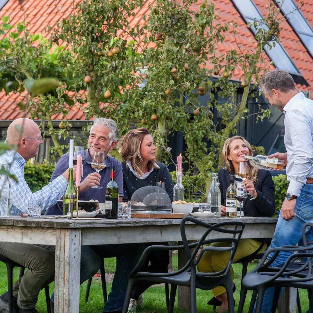 Gemeinsames Essen am Wasser im B&B