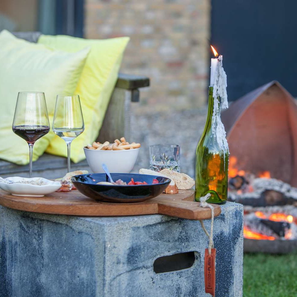 Brennende Kerzen, Gläser mit Wein, Feuer und Snacks