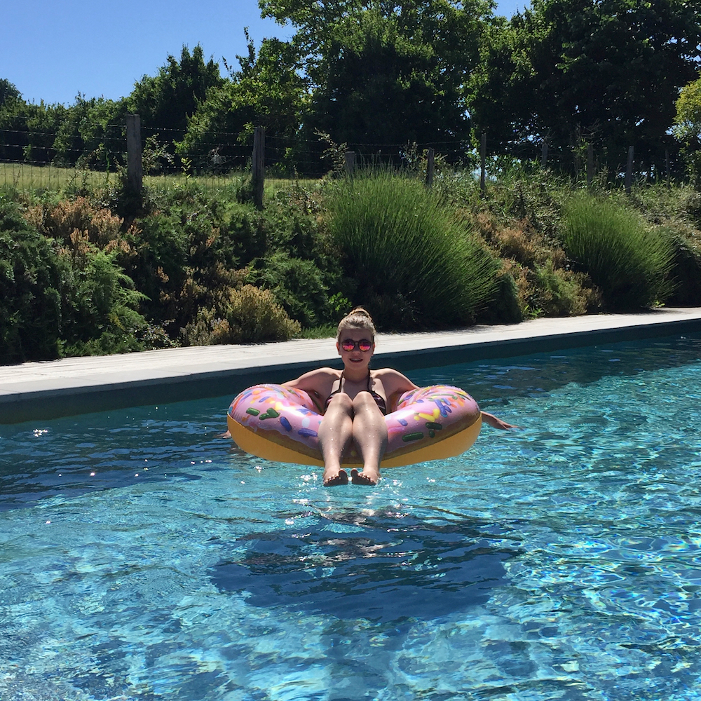 Feiertage! Mädchen in einem Pool