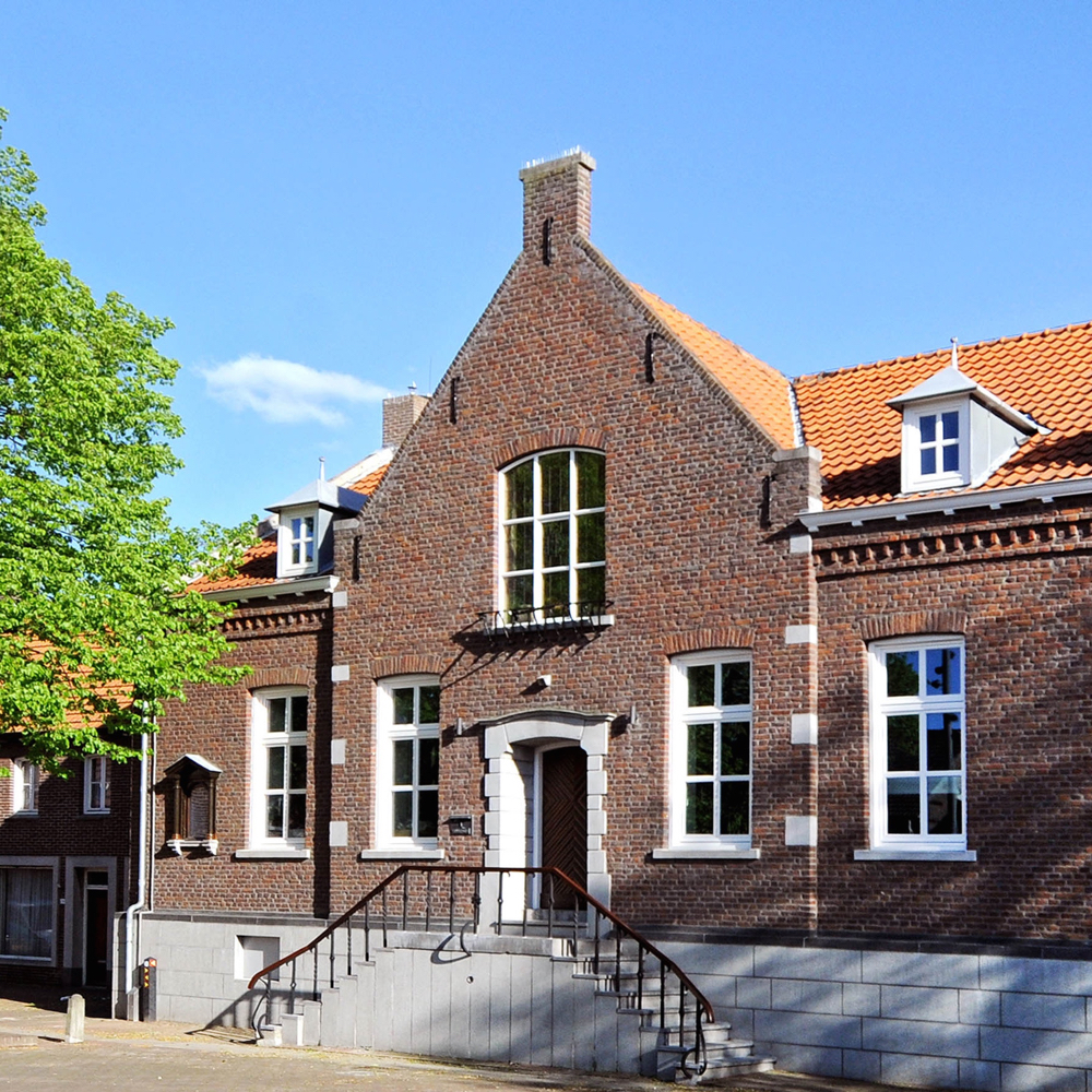 Die Fassade des ehemaligen Rathauses, heute ein Design B&B