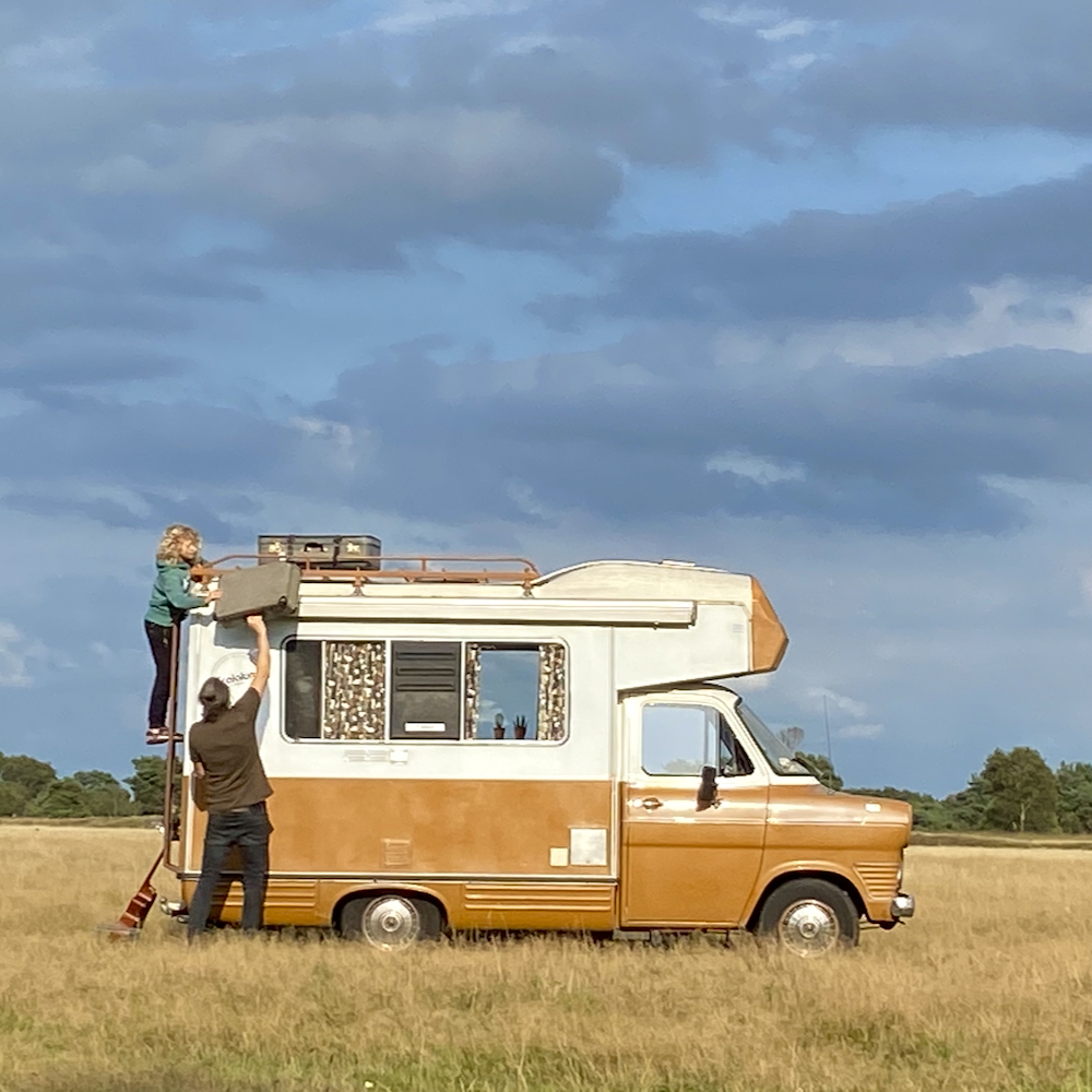Wohnmobil im gelben Gras