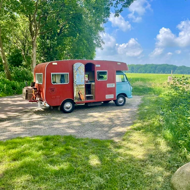Rotes Wohnmobil am Rande der Natur