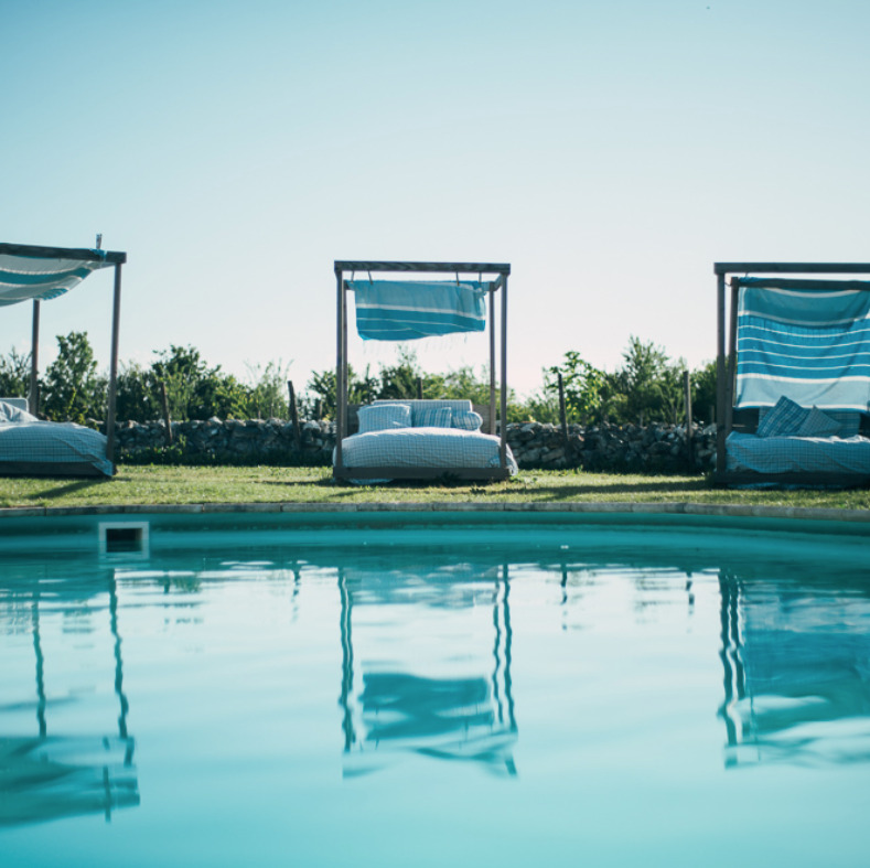 Pool mit Liegeflächen in Frankreich