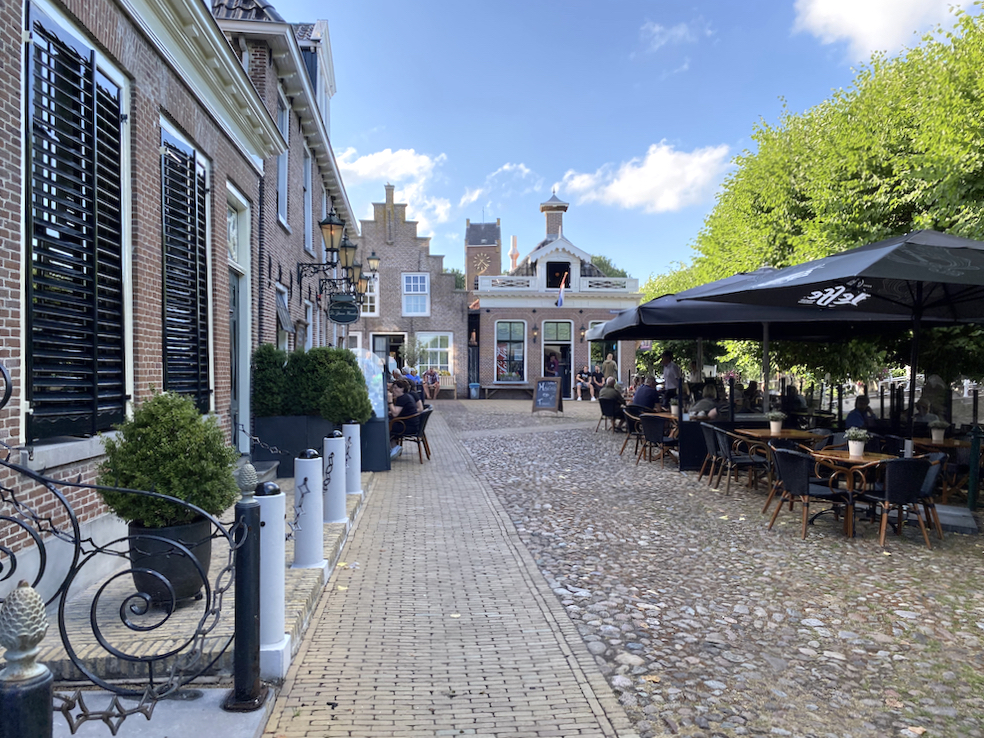 Terrassen in den Straßen von Sloten