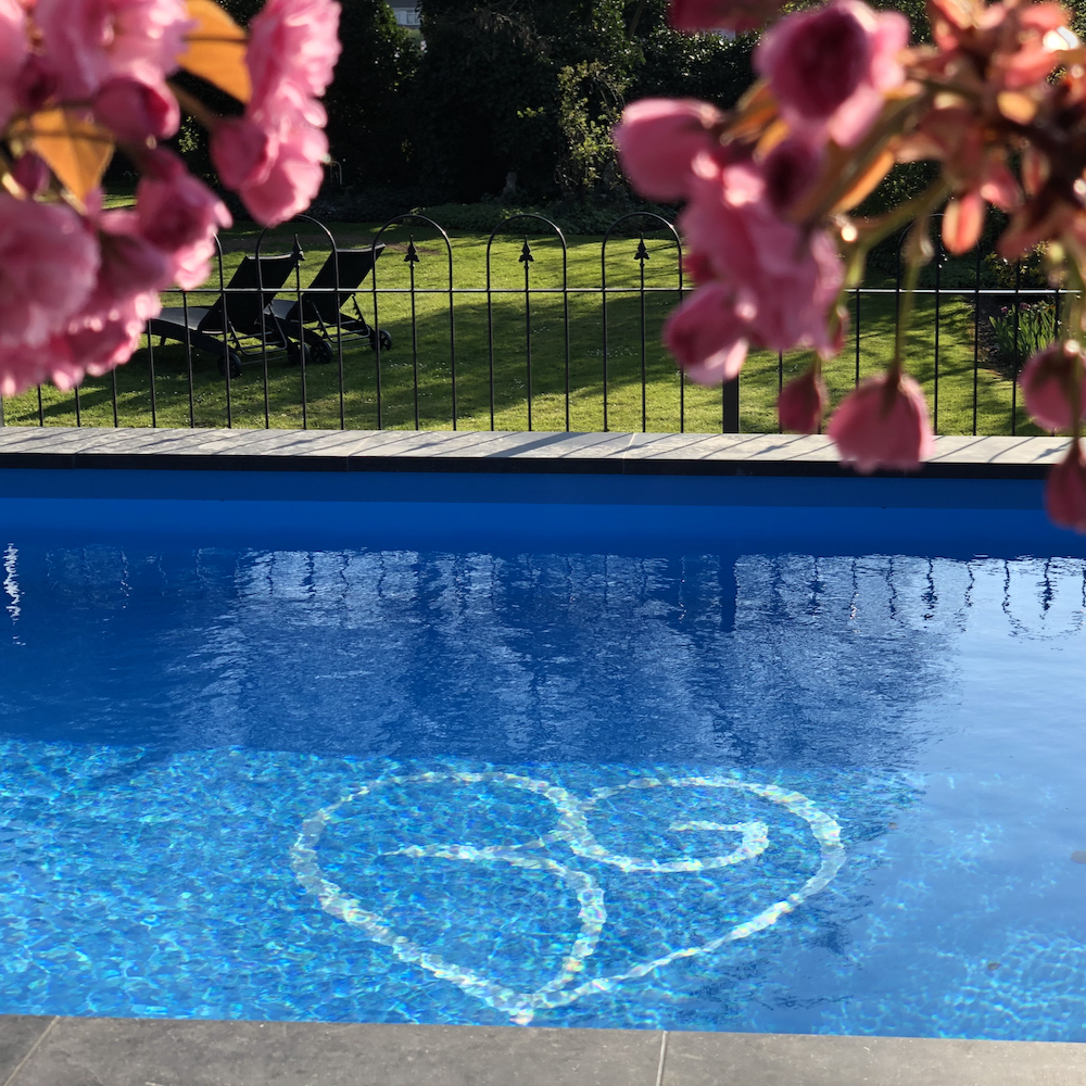 Schwimmbad mit BG-Logo auf dem Boden