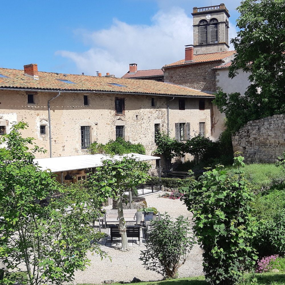 Der ummauerte Garten ist geräumig und hat mehrere Terrassen. Eine obere Sonnenterrasse und eine intime Terrasse mit Panoramablick, an einem klaren Tag kann der Puy de Dome gesehen werden!