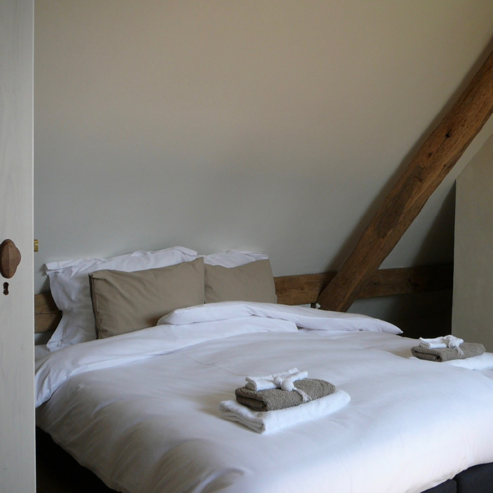 Luxuriöses gemachtes Bett in Wohnung in Brabant