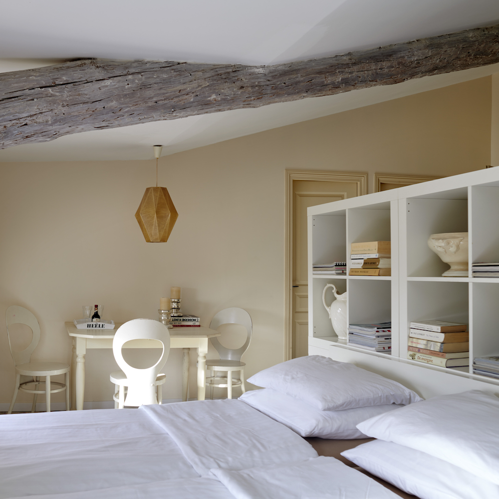 Das Familienzimmer hat ein großes Wohn-Schlafzimmer, ein schönes Badezimmer und ein angrenzendes separates Schlafzimmer.