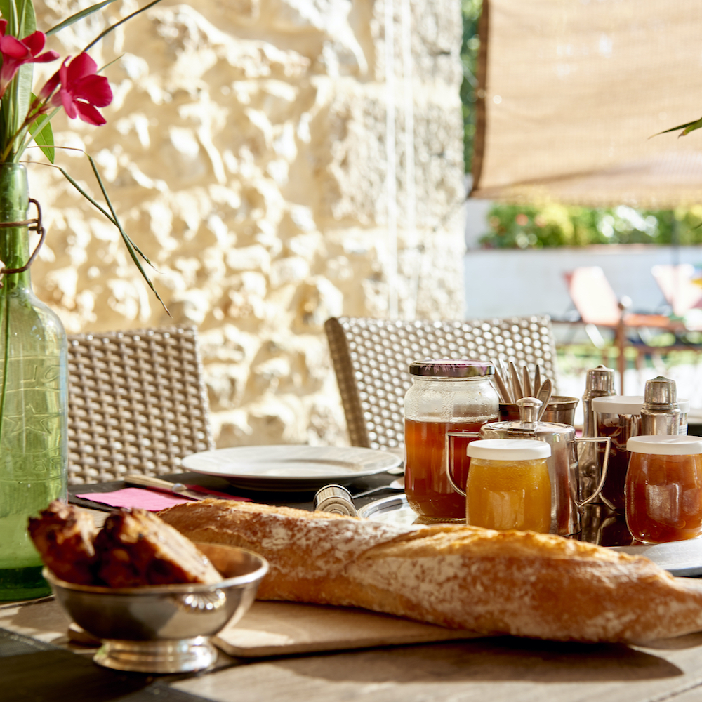 Frühstück mit Honig, Baguette und hausgemachter Marmelade