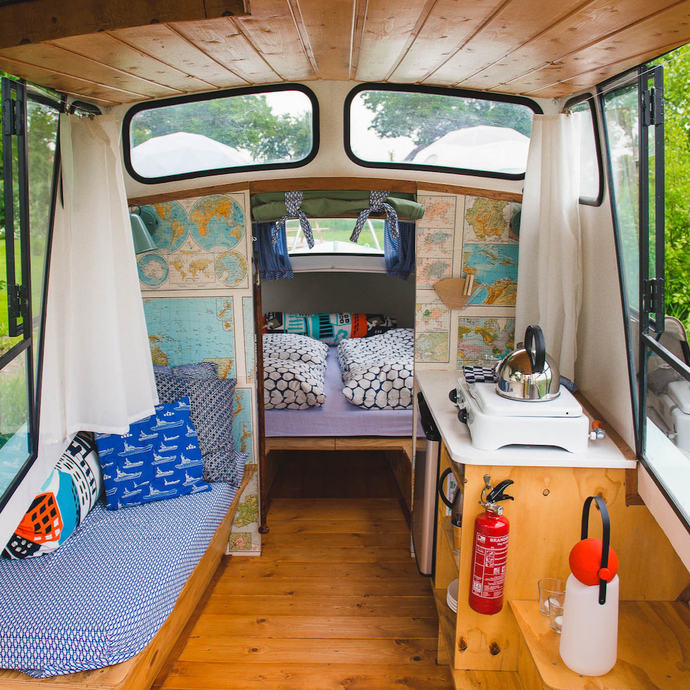 Wand mit Karten im Lodge-Boot