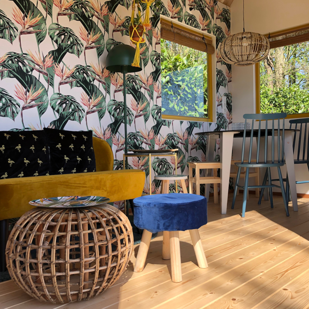 Cottage mit gelber Samtbank, Palmblatttapete und Essecke