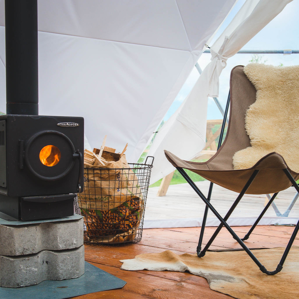 Schmetterlingsstuhl neben einem brennenden Ofen