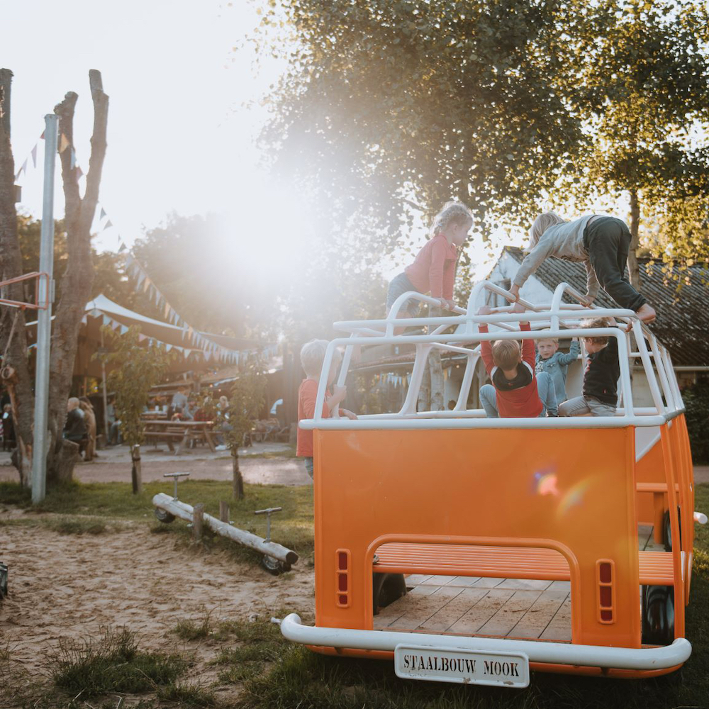 VW-Bus als Spielhaus