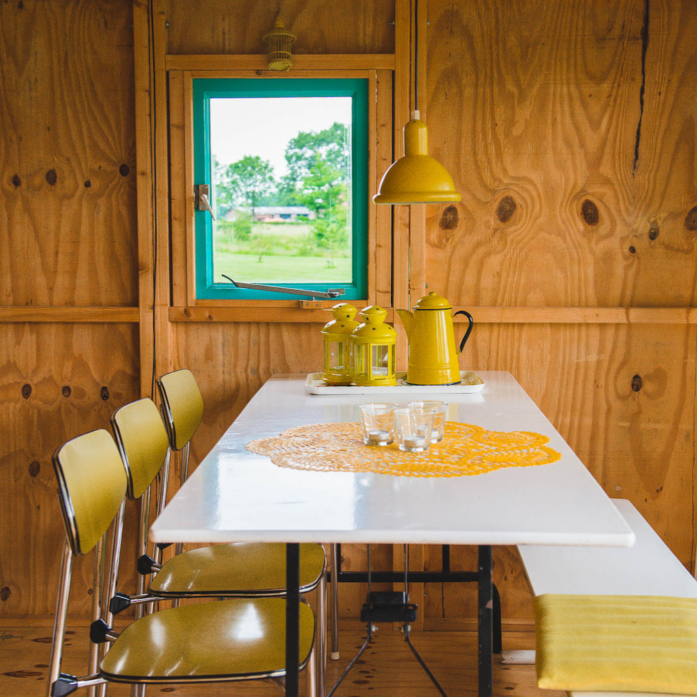 Das Feldzimmer hat eine hippe Einrichtung.