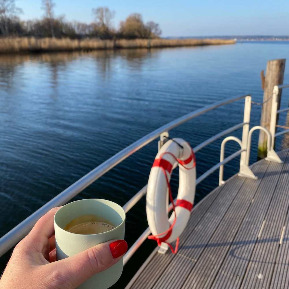 Schlafen in einem schwimmenden Ferienhaus auf der deutschen Insel Usedom