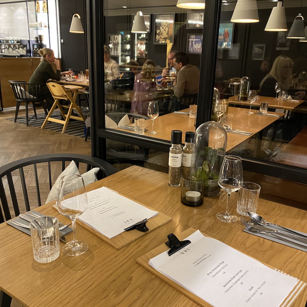 Gedeckte Tische in einem Restaurant auf der deutschen Insel Usedom