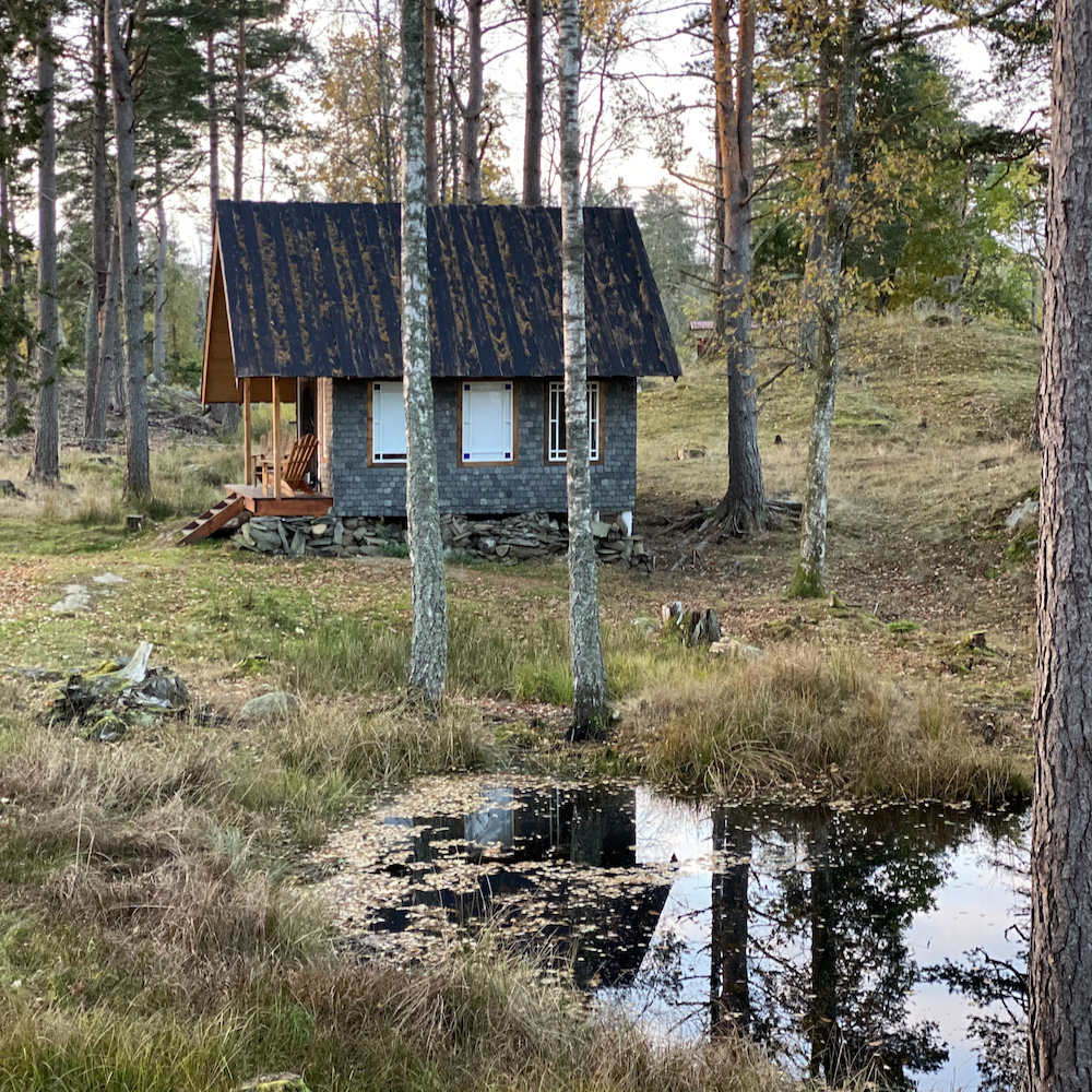 Hölzernes Häuschen am Wasser