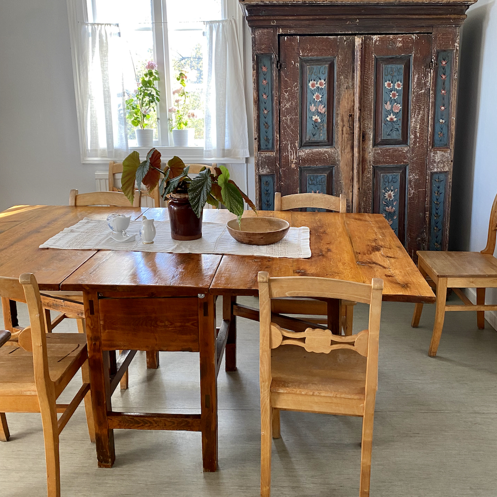 Holztisch mit Stühlen im Cafe