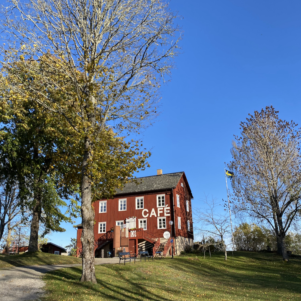 Rotes Holzhaus als Cafe