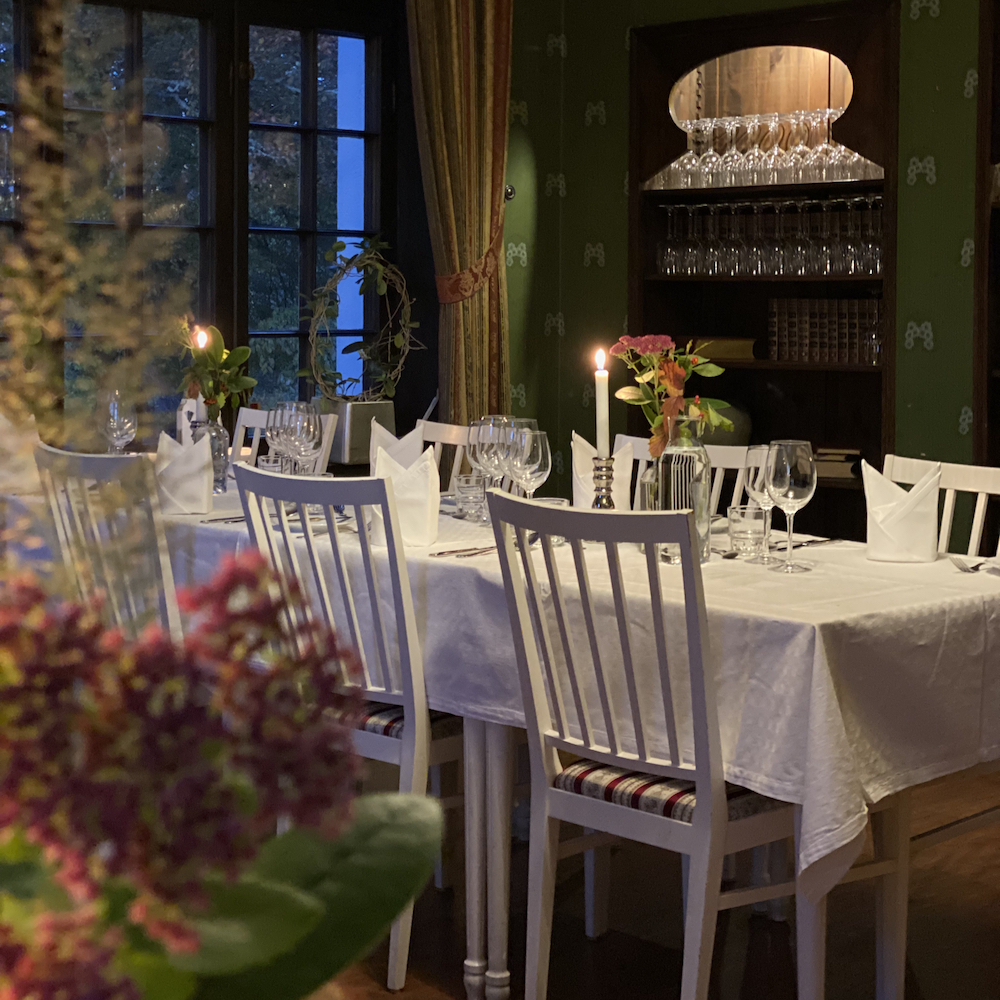 Gedeckter Tisch im Landhaus