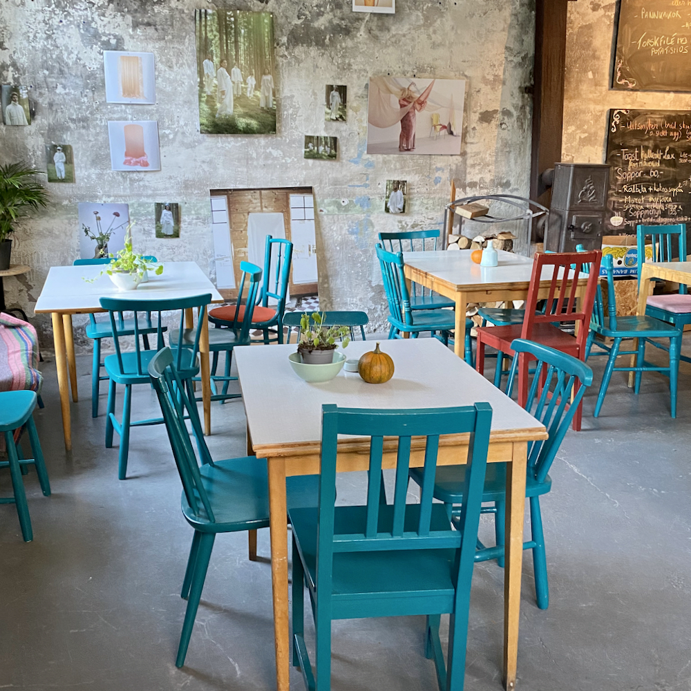 Bunte Stühle in einem Café in Schweden
