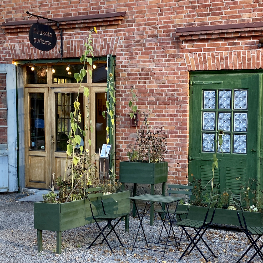 Grüne Stühle für die Bäckerei