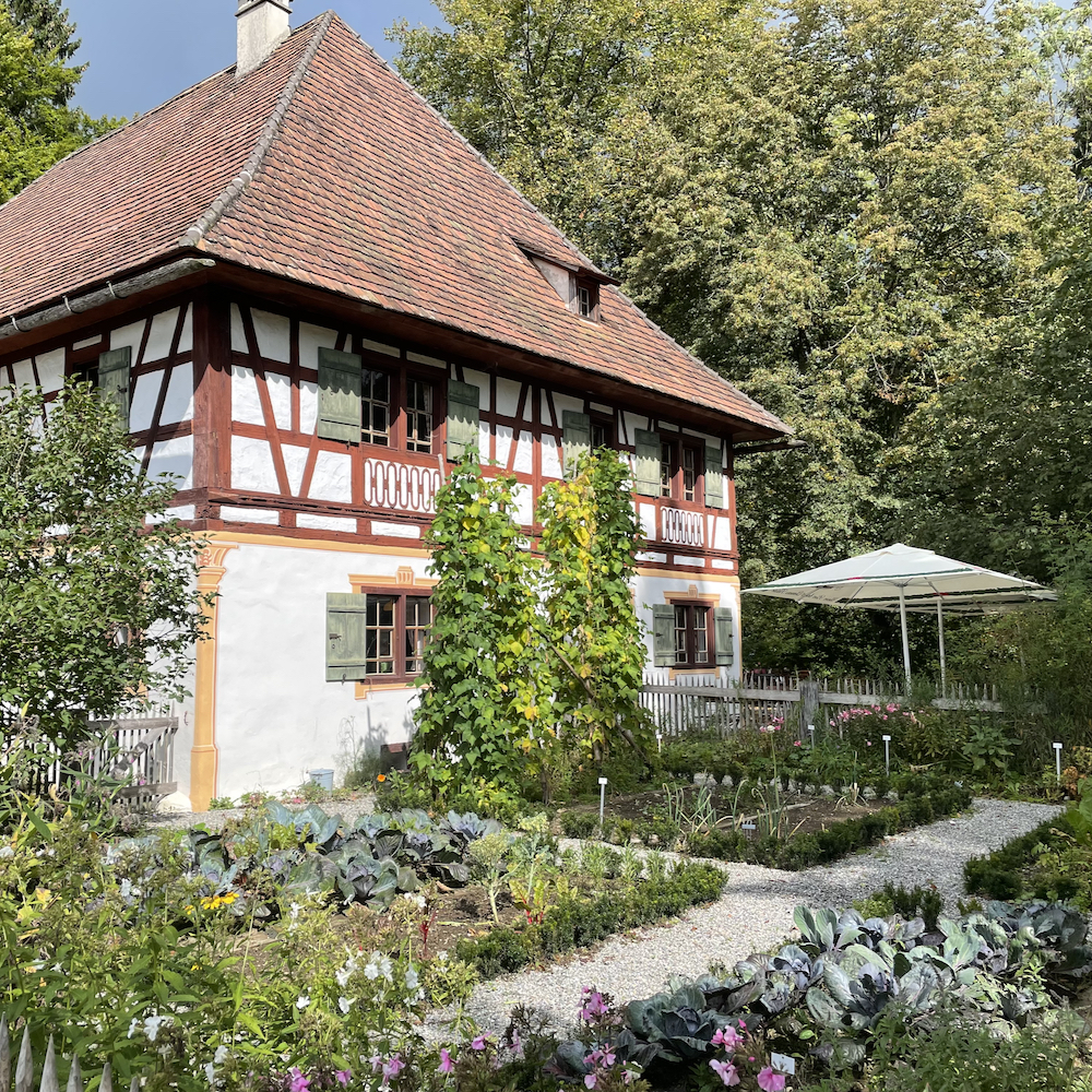 Nutzgarten vor einem Fachwerkhaus