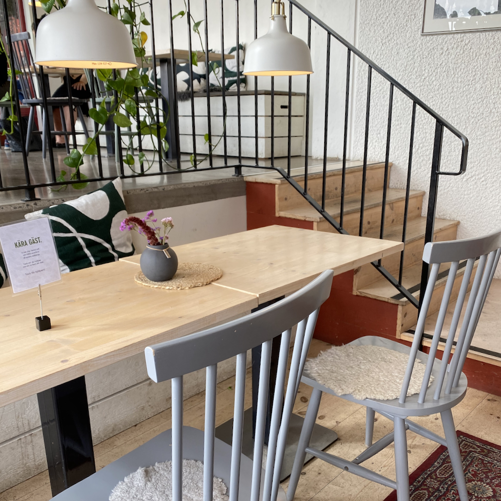 Sitzgelegenheiten im Café Gards in Rudenstam