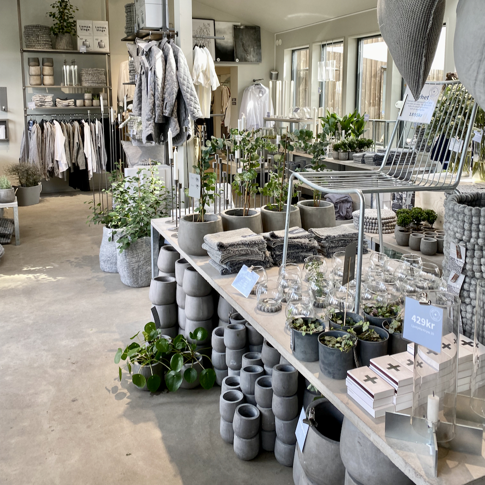 Lustige Accessoires in einem schwedischen Einrichtungshaus in Småland